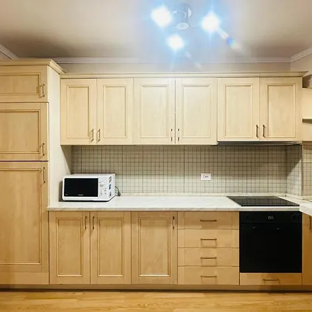 Warm & Spacious With Balcony Apartment *
