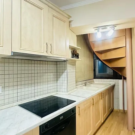 Warm & Spacious With Balcony