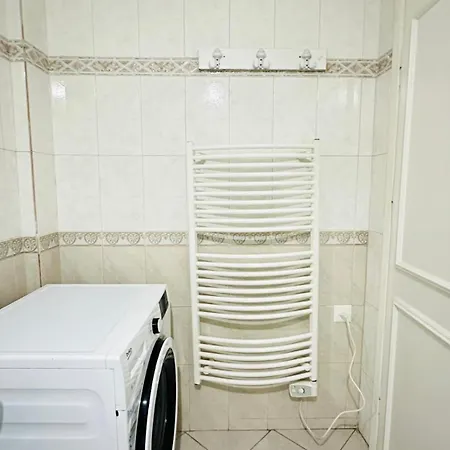 Apartment Warm & Spacious With Balcony *
