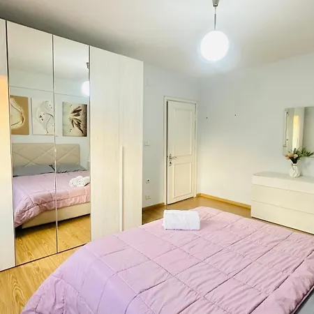 Warm & Spacious With Balcony Apartment *