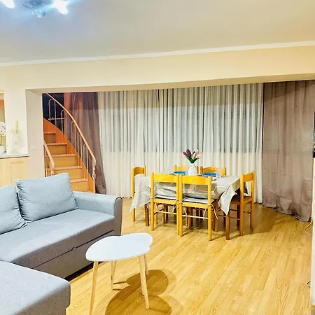 Apartment Warm & Spacious With Balcony