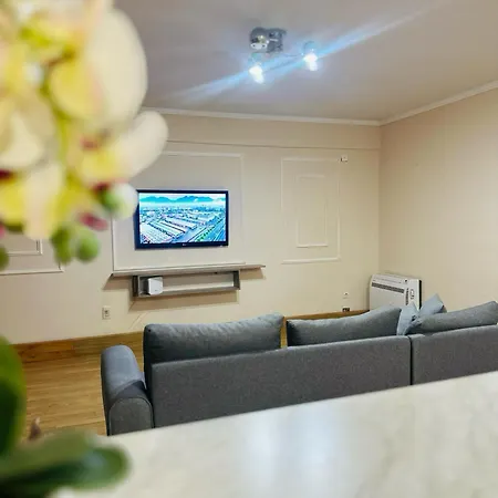 Warm & Spacious With Balcony Apartment *