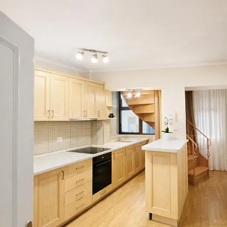 Duplex Apartment-balcony-city Center -7 Guests * ティラナ