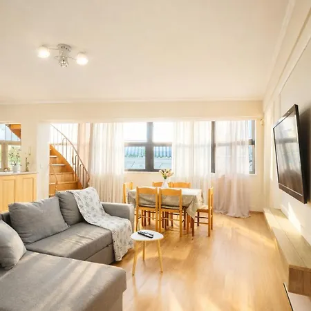 Duplex Apartment-balcony-city Center -7 Guests ティラナ