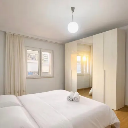 Duplex Apartment-balcony-city Center -7 Guests Apartamento Tirana